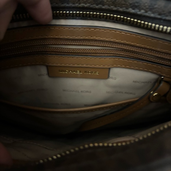 Michael Kors authentic cross body - Picture 6 of 6